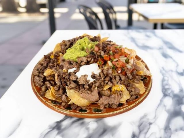 1/2 Carne Azada súper Nachos.